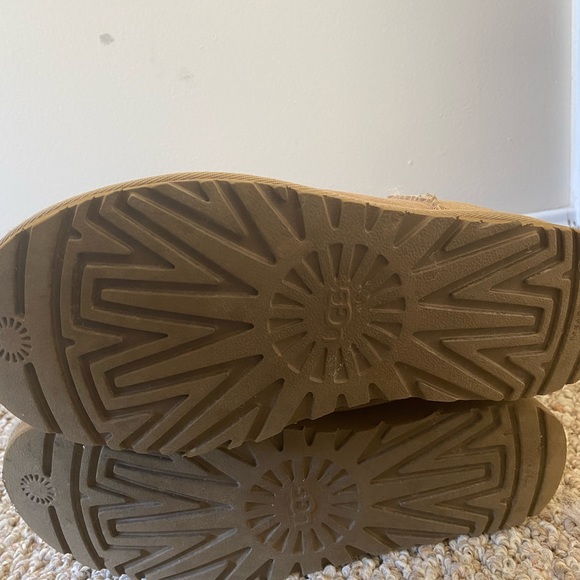 Ugg - Picture 3 of 5